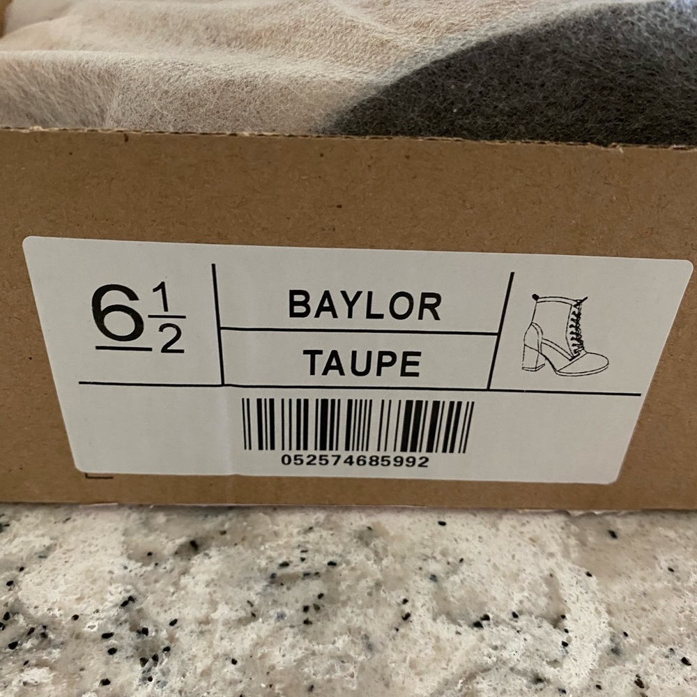 NIB Journee Collection “Baylor” taupe faux suede bootie, size 6.5 medium - Picture 5 of 13